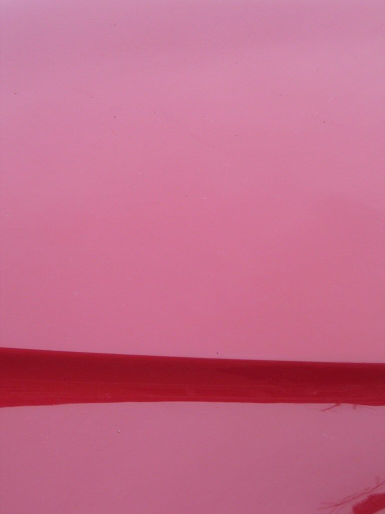 Pink above a band of red. Anyone looking at it gets the same flash.