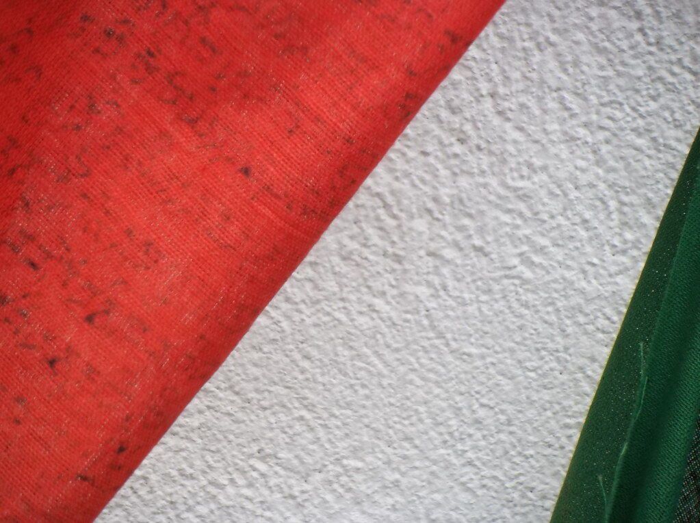Red, white and a sliver of green. Several colors can still be 1 perception of color.