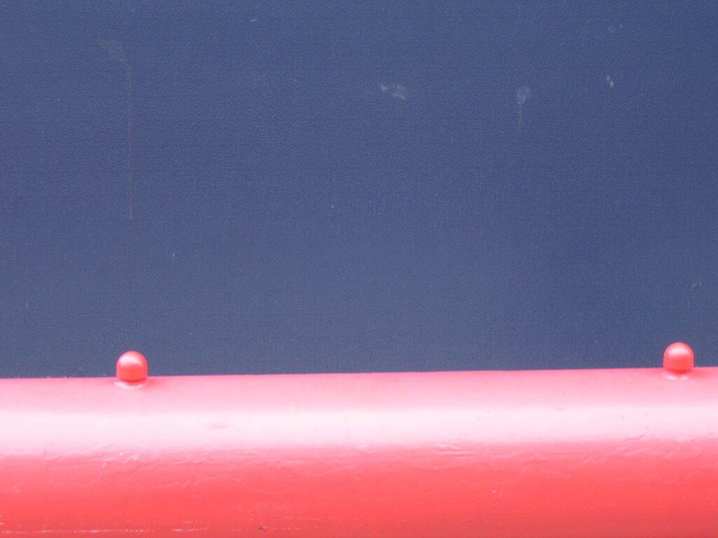 A band of red under navy. Color can take up a small part of the frame and still lead.